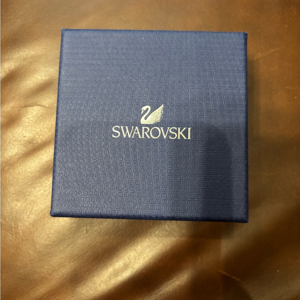 NIB Genuine Swarovski small Swan Studs